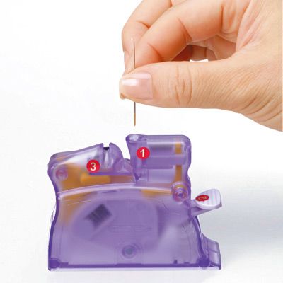 Clover Desk Needle Threader (Violet)