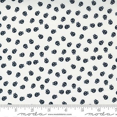 Halloween fabric: Skulls Ghost (per 1/4 metre)